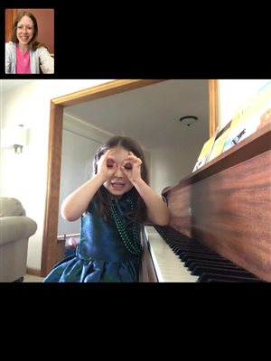 Online piano lesson-a 5-year-old, making O glasses for firm fingers